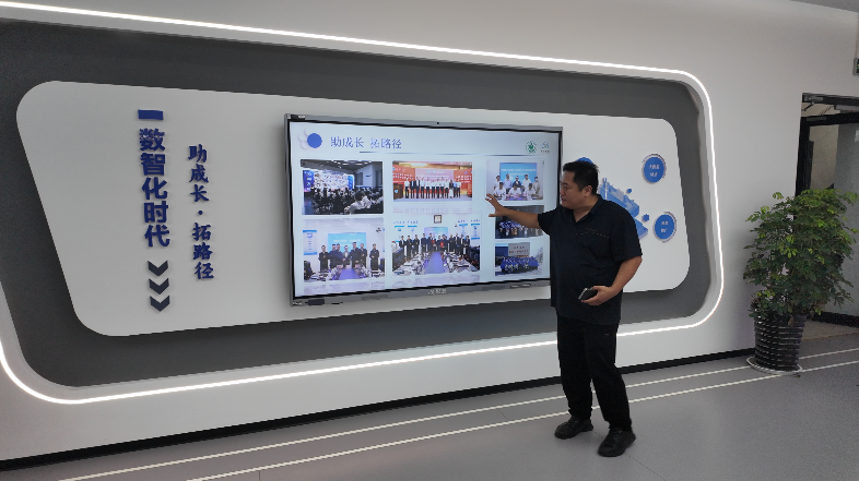 Great Love Builds Dreams, Nourishing Talents | Beijing OUBOT Technology Invited to Attend Hengshui High School's 42nd Teachers' Day Arts Performance and 2026 Scholarship (Teaching) Fund Award Ceremony
